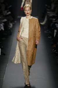 987214921_CarolinaHerrera2003WomenRTW39.thumb.jpg.a03b2cbf94c759bb49f3ed5c3985d2f7.jpg