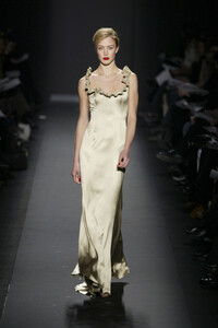 999619179_CarolinaHerrera2003WomenRTW77.thumb.jpg.94b57d57e63fa9dc817ad704b0eec642.jpg