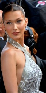 Bella_Hadid_Cannes_2018.jpg