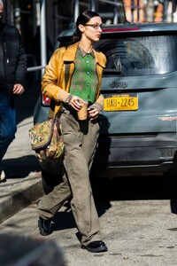 Bella_Hadid_Out_and_About_in_New_York_02-10-2022__2_.jpg