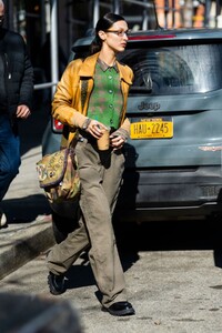 Bella_Hadid_Out_and_About_in_New_York_02-10-2022__2_.jpg