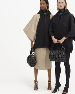 Burberry-reveals-its-Spring_Summer-2022-Campaign-c-Courtesy-of-Burberry-_-Mert-Marcus_004.jpg