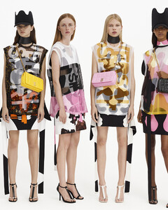 Burberry-reveals-its-Spring_Summer-2022-Campaign-c-Courtesy-of-Burberry-_-Mert-Marcus_011.jpg