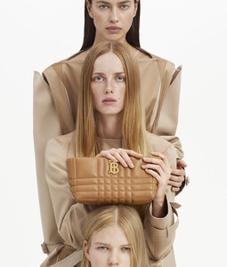 Burberry-reveals-its-Spring_Summer-2022-Campaign-c-Courtesy-of-Burberry-_-Mert-Marcus_012-800x940.jpg