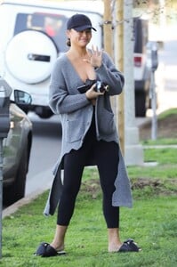 Chrissy_Teigen_Out_in_Los_Angeles_02-08-2022__2_.jpg