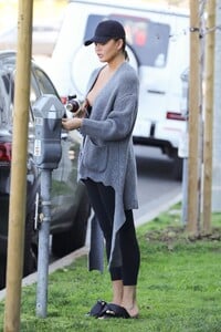 Chrissy_Teigen_Out_in_Los_Angeles_02-08-2022__3_.jpg