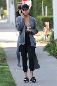 Chrissy_Teigen_Out_in_Los_Angeles_02-08-2022__4_.jpg