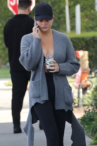 Chrissy_Teigen_Out_in_Los_Angeles_02-08-2022__5_.jpg