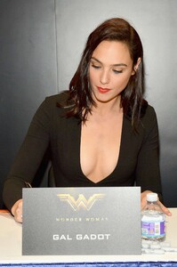 Gal-Gadot_-Wonder-Woman-Autograph-Signing-at-Comic-Con-2016--02.jpg
