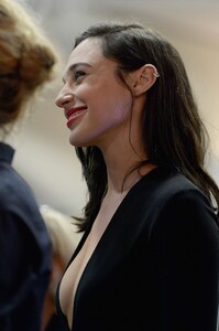 Gal-Gadot_-Wonder-Woman-Autograph-Signing-at-Comic-Con-2016--07.jpg