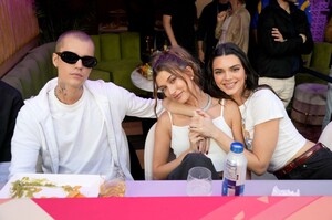 Hailey_Bieber_at_Super_Bowl_LVI_in_Inglewood_02-13-2022__10_.jpg