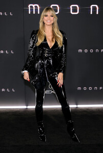 Heidi_Klum_Los_Angeles_Premiere_Moonfall_Arrivals_UbPPmoVm1nSx.jpg