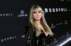 Heidi_Klum_Los_Angeles_Premiere_Moonfall_Red_crqPPveunZMx.jpg