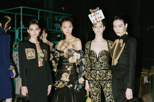 Moschino-BSB-RTW-F22-VB-010.thumb.jpg.11adb757dcf4d2b3669f4d3275542076.jpg