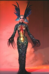 Mugler-Haute-Couture-AutumnWinter-1997.thumb.jpg.5b3bd48fa548f46cdd7b5c70dc2156b6.jpg