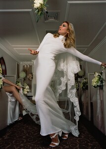 Stella_Maxwell_for_Nodaleto_The_Wedding_Collection_campaign_February_2022__5_.jpg