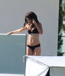 adriana-lima-at-victoria-s-secret-photoshoot-in-miami_1.jpg