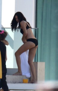 adriana-lima-at-victoria-s-secret-photoshoot-in-miami_14.jpg