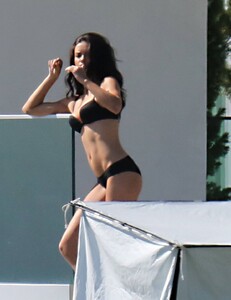 adriana-lima-at-victoria-s-secret-photoshoot-in-miami_8.jpg