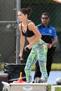 adriana-lima-shooting-workout-scene-for-victoria-s-secret-11-14-2016_11.jpg