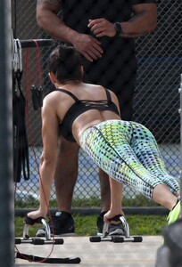 adriana-lima-shooting-workout-scene-for-victoria-s-secret-11-14-2016_16.jpg