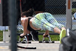 adriana-lima-shooting-workout-scene-for-victoria-s-secret-11-14-2016_17.jpg