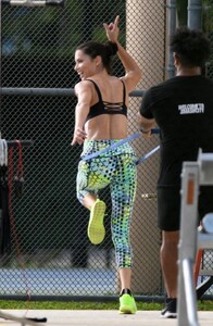 adriana-lima-shooting-workout-scene-for-victoria-s-secret-11-14-2016_18.jpg