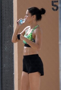 adriana-lima-shooting-workout-scene-for-victoria-s-secret-11-14-2016_4.jpg