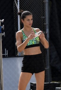 adriana-lima-shooting-workout-scene-for-victoria-s-secret-11-14-2016_6.jpg