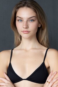 alyssavansciver24a.thumb.jpeg.3c7a36694c40274001d518312bf5614d.jpeg
