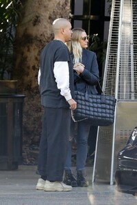 ashlee-simpson-and-evan-ross-bel-air-hotel-12-12-2021-4.jpg