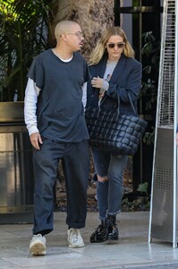 ashlee-simpson-and-evan-ross-bel-air-hotel-12-12-2021-6.jpg