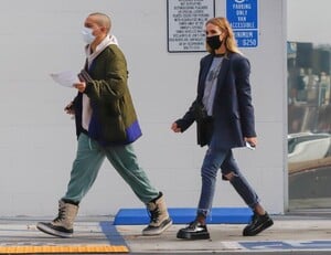 ashlee-simpson-and-evan-ross-shopping-at-sit-n-sleep-in-la-01-24-2022-2.jpg