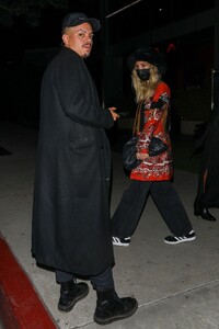 ashlee-simpson-at-boa-steakhouse-in-west-hollywood-11-22-2021-4.thumb.jpg.3c14eb453d1f6d1ca1f2032a7f5bfa8c.jpg