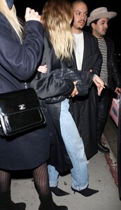 ashlee-simpson-leaving-balthazar-s-birthday-party-at-the-nice-guy-in-west-hollywood-01-22-2022-0.thumb.jpg.dc5d2c65848b88a40c4b1d2873f09a20.jpg