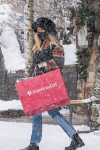 ashlee-simpson-out-in-aspen-12-31-2021-1.jpg