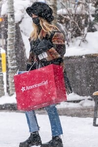 ashlee-simpson-out-in-aspen-12-31-2021-2.jpg