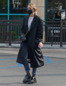 ashlee-simpson-running-errands-in-los-angeles-01-18-2022-0.jpg