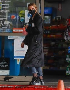 ashlee-simpson-running-errands-in-los-angeles-01-18-2022-1.jpg