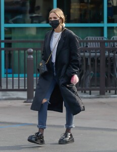 ashlee-simpson-running-errands-in-los-angeles-01-18-2022-6.jpg