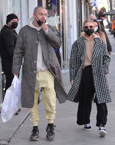 ashlee-simpson-shopping-along-fairfax-avenue-in-la-12-18-2021-3.jpg