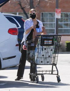 ashlee-simpson-shopping-at-a-local-grocery-store-in-la-02-16-2022-0.jpg