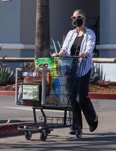 ashlee-simpson-shopping-at-a-local-grocery-store-in-la-02-16-2022-1.jpg