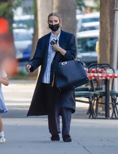 ashlee-simpson-shopping-at-a-local-grocery-store-in-la-02-16-2022-3.jpg