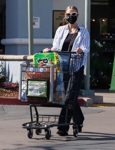 ashlee-simpson-shopping-at-a-local-grocery-store-in-la-02-16-2022-4.jpg