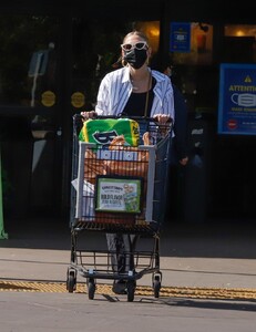 ashlee-simpson-shopping-at-a-local-grocery-store-in-la-02-16-2022-5.jpg
