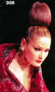 bb_CarlaBruni_1995_07_DIOR_HC_FW95_115.thumb.jpg.e944b5ad168281d17e9cbaf7583dac92.jpg