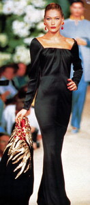 bb_CarlaBruni_1995_07_YSL_HC_FW95_110.thumb.jpg.bbe5405b7bc2ffa94eb9085a0089b8ef.jpg