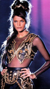 bb_HelenaChristensen_1992_07_VERSACE_HC_FW92_HOLA_010a.thumb.jpg.064d83cd3afbd2068ff4ea549519859b.jpg