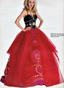 bb_ID_1992_07_VERSACE_HC_FW92_HOLA_210.thumb.jpg.b690ca8f8bec8ce9228aa5af14670ee1.jpg